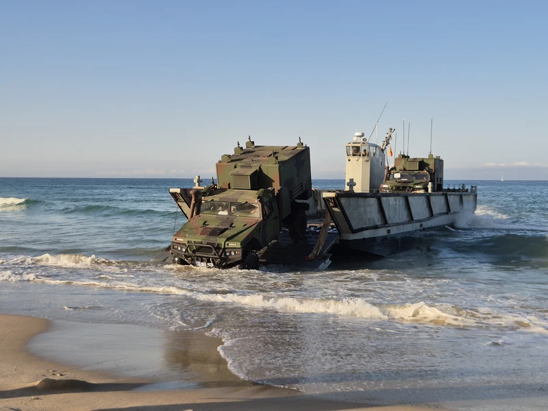 Desembarco de un vehículo de transmisiones en el desarrollo del despliegue Dédalo 2025. Foto: Estado Mayor de la Defensa